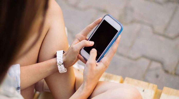 Απίστευτο: 18χρονη κατάπιε κινητό επειδή… τσακώθηκε με τον αδελφό της