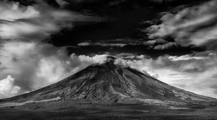 Εξερράγη το ηφαίστειο Σιβέλιτς: «Χιονίζει» τέφρα σε έκταση δεκάδων χιλιομέτρων (βίντεο)