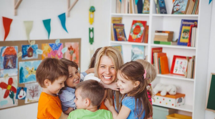 Όταν είσαι νηπιαγωγός είσαι η «κυρία» η δασκάλα, η μαμά τους, η παρηγοριά τους: Το κείμενο που έγινε viral