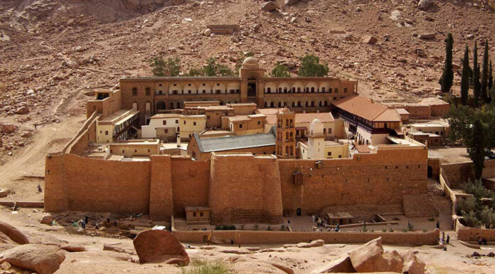 Το μοναστήρι της Αγίας Αικατερίνης που βρίσκεται στην κορυφή του Όρους Σινά