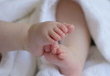 Nεκρό βρέφος 5,5 μηνών: Το «ξέχασε» ο πατέρας στο αυτοκίνητο – Απειλούν να τον λιντσάρουν οι συγγενείς της μητέρας