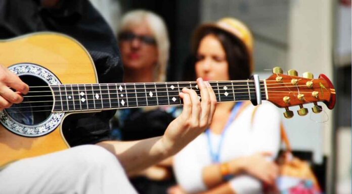 Μαχαίρωσαν μέχρι θανάτου μουσικό του δρόμου για μια… παραγγελιά