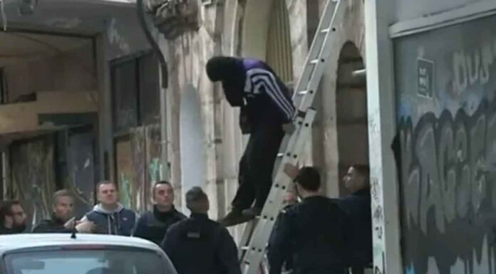 Θεσσαλονίκη: Ο ιερέας τον έπεισε να παραδοθεί και εκείνος έπεσε στην αγκαλιά του (βίντεο)