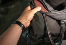 Ηράκλειο: Ο ένας της έπιασε κουβέντα και ο άλλος της έκλεψε την τσάντα