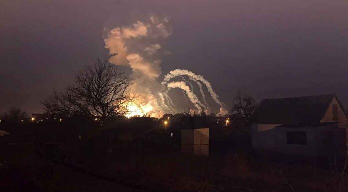 Ουκρανική πυραυλική επίθεση στο αεροδρόμιο της Μαριούπολης – Ενεργοποιήθηκε η ρωσική αεράμυνα (βίντεο)