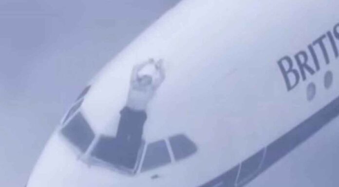 Απίστευτη πτήση: Έσπασε το τζάμι και ο πιλότος κρεμόταν στο κενό για 20’ χωρίς να τον ρουφήξει η δίνη (vid)