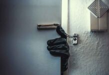 Στιγμές τρόμου για ηλικιωμένη: Τρείς ληστές εισέβαλαν σπίτι της και της έκλεψαν χρυσαφικά και χρήματα