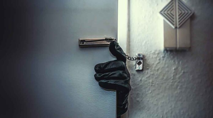 Στιγμές τρόμου για ηλικιωμένη: Τρείς ληστές εισέβαλαν σπίτι της και της έκλεψαν χρυσαφικά και χρήματα