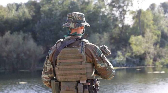 Έβρος: Οι τρεις από τους πέντε συνοριοφύλακες που συνελήφθησαν για διακίνηση παράνομων μεταναστών… που υπηρετούσαν?