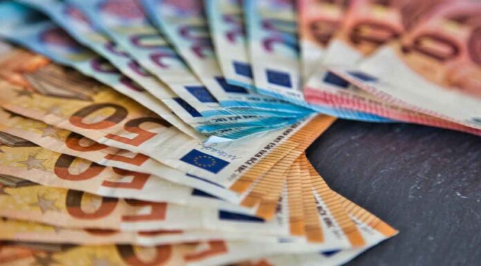 Πώς η εφορία θα «τσιμπά» όσους κρύβουν εισοδήματα – Στο μικροσκόπιο καταθέσεις, θυρίδες