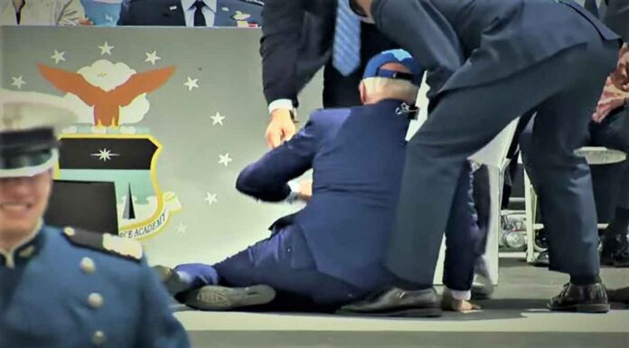 Άσχημη πτώση για τον πρόεδρο των ΗΠΑ Τζο Μπάιντεν κατά την διάρκεια στρατιωτικής τελετής