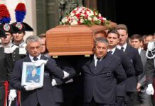 Με χειροκροτήματα και δάκρυα το «ύστατο χαίρε» στον Σίλβιο Μπερλουσκόνι – Χιλιάδες Ιταλοί στο τελευταίο «αντίο»