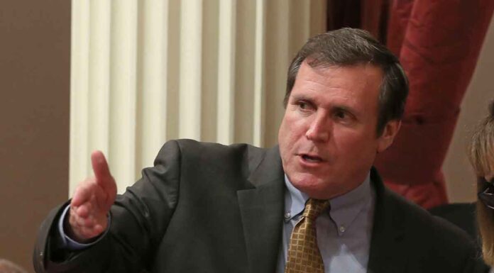 Γερουσιαστής της Καλιφόρνια: «Γονείς αν αγαπάτε τα παιδιά σας πάρτε τα και φύγετε από εδώ» – Σάλος με το ν/σ περί αλλαγής φύλου