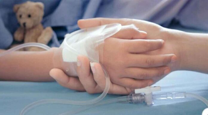 Ηράκλειο: Στο χειρουργείο δύο παιδάκια που κατάπιαν μπίλια και ξύλο από σουβλάκι