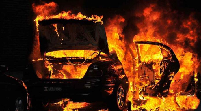 Ηράκλειο: Αυτοκίνητα στις φλόγες – Ολοσχερής καταστροφή στο ένα