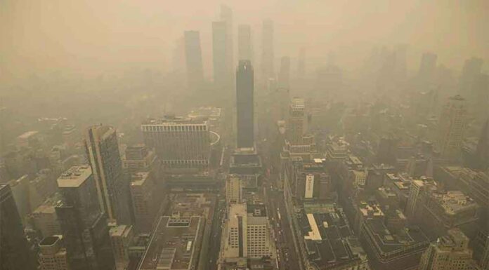 Ο Καναδάς καίγεται, οι ΗΠΑ πνίγονται στον καπνό – Τρομακτικές εικόνες με την πορτοκαλί καταχνιά