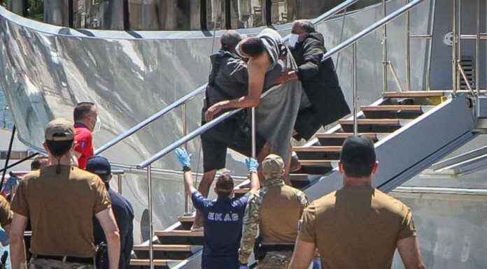 Ναυάγιο στην Πύλο: Εντοπίστηκαν έξι διακινητές και ο κυβερνήτης – Στο αμπάρι του πλοίου βρίσκονταν κλεισμένα 100 παιδιά!