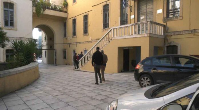 Κρήτη: Ελεύθερα τα δύο αδέλφια για τον ξυλοδαρμό της μάνας και του γιου της