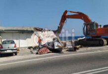 Ηράκλειο: Κατεδαφίστηκε η αυθαίρετη κατασκευή στην παραλία Τομπρούκ