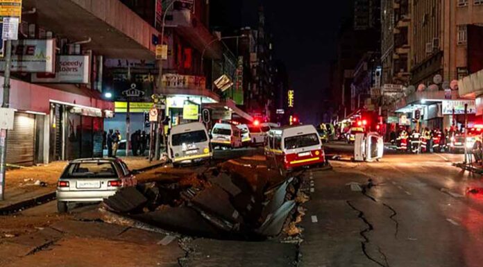 Συγκλονιστικό βίντεο από την έκρηξη στο Γιοχάνεσμπουργκ: Τινάχθηκαν στον αέρα δρόμος & αυτοκίνητα – 1 νεκρός & 48 τραυματίες