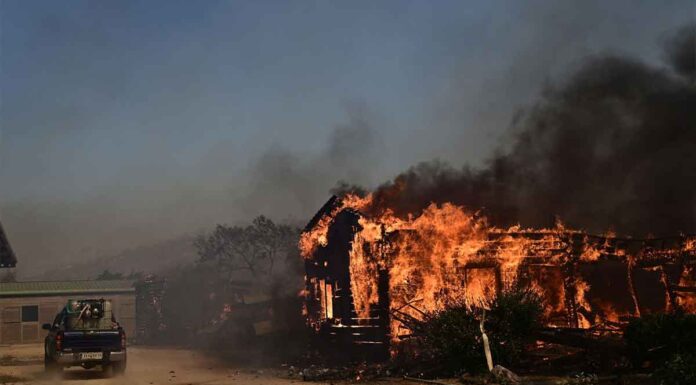 Δύσκολη νύχτα: Αναζωπύρωση της φωτιάς στη Ρόδο – Εκκενώνεται το χωριό Απόλλωνας – Μάχη με τις φλόγες στην Οινόη