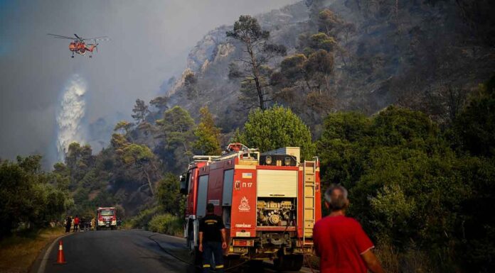 Απίστευτο βίντεο από το Αίγιο: Η φωτιά πλησίαζε τα διόδια και αυτά λειτουργούσαν κανονικά – Ανεξέλεγκτο το μέτωπο
