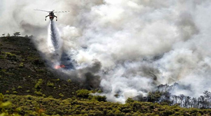ΕΚΤΑΚΤΟ: Μεγάλη αναζωπύρωση σε Ρόδο και Κέρκυρα – Πλησιάζουν σε χωριό οι φλόγες – Εκκενώσεις στην Κάρυστο – Όλα τα μέτωπα