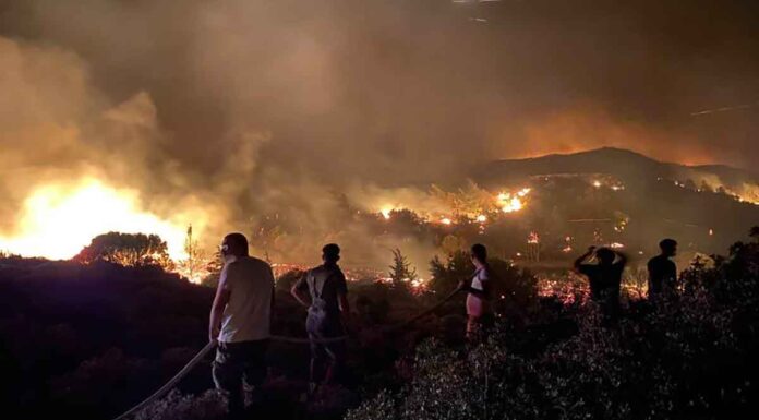 Μαίνεται η «πύρινη κόλαση» στη Ρόδο: Βίντεο με πολίτη να οδηγεί εσκαφέα πάνω στη φωτιά – Νέα αναζωπύρωση στην Κέρκυρα