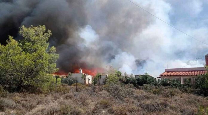 Μάχη με τις φλόγες στο Λουτράκι: Αγωνία για να μην περάσουν οι φλόγες από την παλαιά εθνική οδό προς τα διυλιστήρια