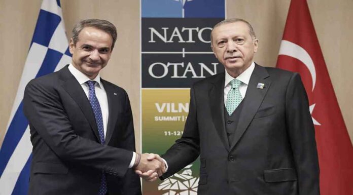 «Συγκρατημένη νέα αρχή» στα ελληνοτουρκικά: Οι τρεις άξονες για καλύτερη συνεργασία μετά το τετ α τετ στο Βίλνιους