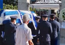 Ράγισαν οι πέτρες στην κηδεία του 34χρονου πιλότου Χρήστου Μουλά στο Γαβαλοχώρι – Η επιθυμία των γονιών και η Πρόεδρος της Δημοκρατίας (vid)