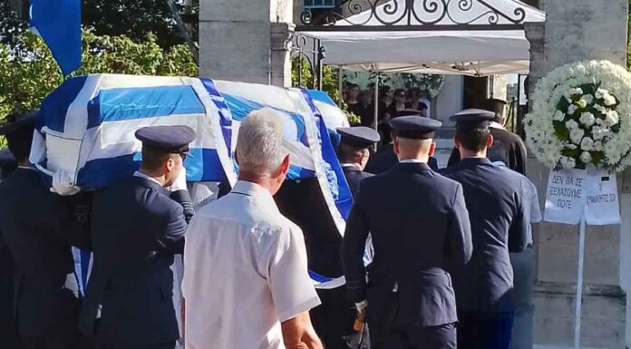 Ράγισαν οι πέτρες στην κηδεία του 34χρονου πιλότου Χρήστου Μουλά στο Γαβαλοχώρι – Η επιθυμία των γονιών και η Πρόεδρος της Δημοκρατίας (vid)