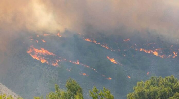 Φωτιά στην Ρόδο: Κηρύχτηκε σε κατάσταση έκτακτης ανάγκης όλο το νησί