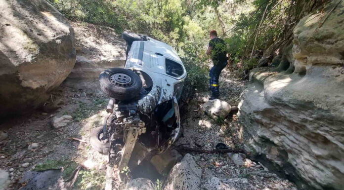 Φρικτά δυστυχήματα σε Καστρί και Σκαλάνι – Τα οχήματα και των δύο οδηγών έπεσαν σε γκρεμούς
