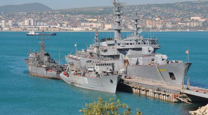 Ουκρανική επίθεση με θαλάσσια drones στο ρωσικό λιμάνι του Νοβοροσίσκ στην Μαύρη Θάλασσα (βίντεο)