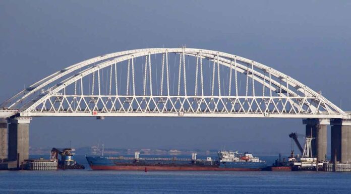 Νέα ουκρανική επίθεση με θαλάσσια drones κατά ρωσικού τάνκερ στην γέφυρα της Κριμαίας: «Μετέφερε όπλα στην Συρία» λένε οι Ουκρανοί