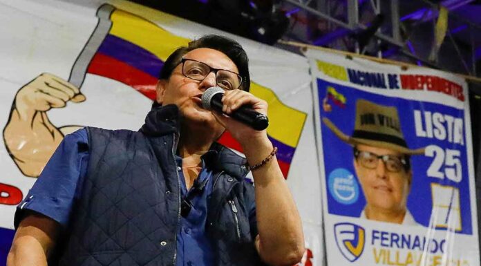 Η στιγμή που ένοπλος δολοφονεί τον υποψήφιο για την προεδρία του Ισημερινού Φερνάντο Βιγιαβιτσένσιο (βίντεο)