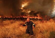 Έσωσαν τα σπίτια οι πυροσβέστες στο νησί της Άνδρου – Όλη τη νύχτα πάλευαν με τις φλόγες