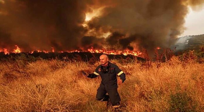 Έσωσαν τα σπίτια οι πυροσβέστες στο νησί της Άνδρου – Όλη τη νύχτα πάλευαν με τις φλόγες