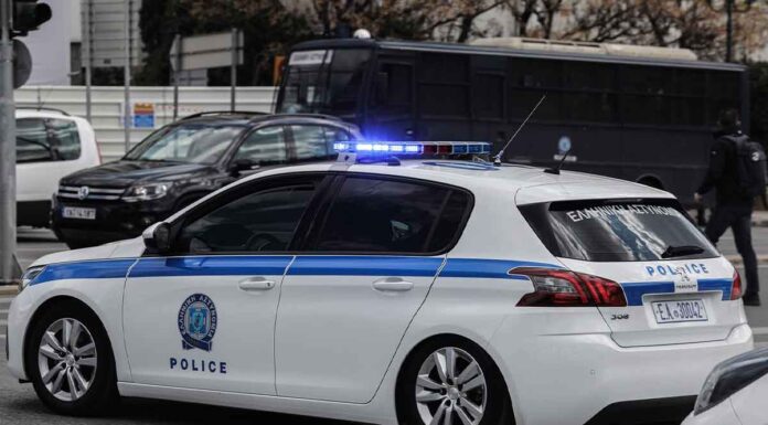 Γυναικοκτονία βλέπουν στο Μενίδι οι αρχές: Νεκρή γυναίκα στη μέση του δρόμου