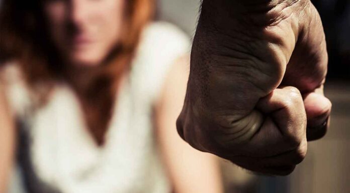 Σε σοβαρή κατάσταση η αστυνομικός που ξυλοκοπήθηκε άγρια από τον σύζυγό της