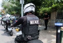 Βίντεο-ντοκουμέντο: Η στιγμή που ο ληστής του Κολωνού επιχειρεί να μαχαιρώσει αστυνομικό και αυτός τον πυροβολεί εν αμύνει