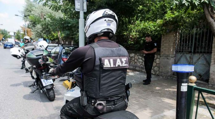 Βίντεο-ντοκουμέντο: Η στιγμή που ο ληστής του Κολωνού επιχειρεί να μαχαιρώσει αστυνομικό και αυτός τον πυροβολεί εν αμύνει