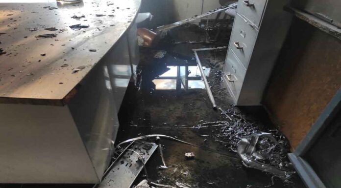 Ηράκλειο: Σοβαρές υλικές ζημιές από τη φωτιά στο Εργατικό Κέντρο – Οι πρώτες εικόνες (Photos – Video)