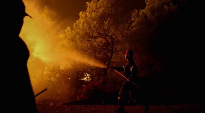 Ηράκλειο: H μάχη των πυροσβεστών με τις φλόγες – Τα νεότερα από τα πύρινα μέτωπα (βίντεο)
