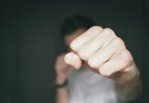 Μεσαρά: Οκτώ συλλήψεις και δύο τραυματίες από την άγρια συμπλοκή μεταξύ δύο οικογενειών
