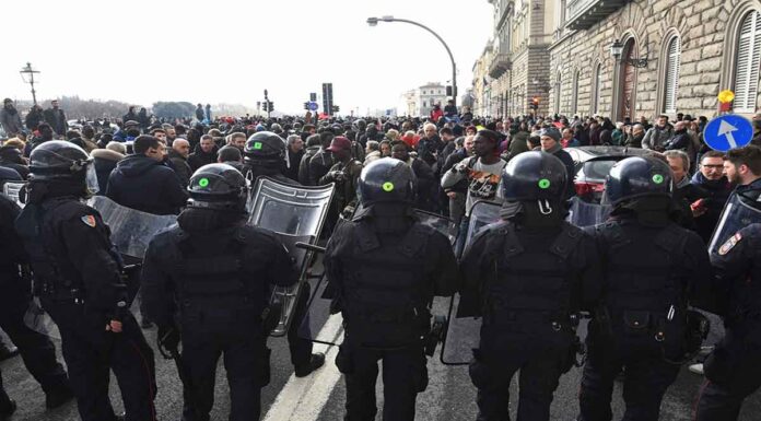 Βίντεο: Αφρικανός καταστρέφει εστιατόριο στην Βενετία στην προσπάθειά του να βιάσει τις εργαζόμενες