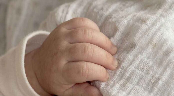Εμπορία βρεφών στην Κρήτη: Η πολυετής δράση του κυκλώματος και τα 3 εκατ. ευρώ στις off shore