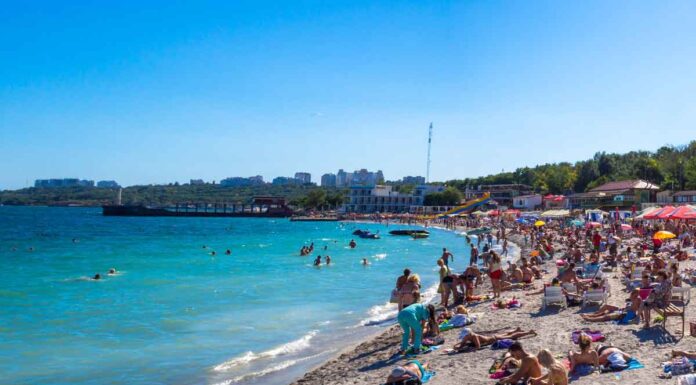 Οδησσός: Άλλοι πολεμούν στα μέτωπα και σκοτώνονται και άλλοι διασκεδάζουν στις παραλίες (βίντεο)