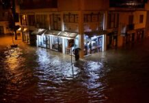 «Βούλιαξε» ο Βόλος – Χωρίς ρεύμα το 80% της πόλης – Οικογένειες πέρασαν τη νύχτα στις ταράτσες για να γλιτώσουν